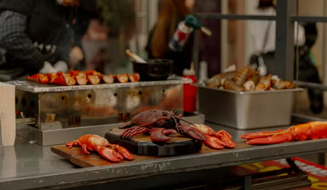 Cozinhar vivo é cruel? Estudo brasileiro mostra sensibilidade de lagostas e camarões